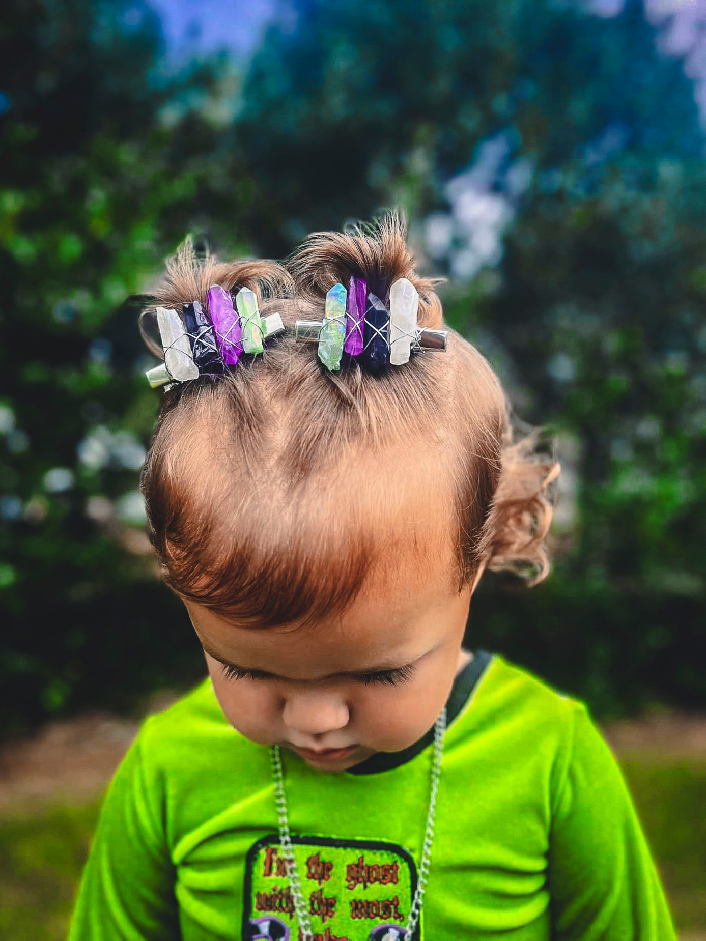 ᔕTᖇᗩᑎᘜᗴ & ᑌᑎᑌᔕᑌᗩᒪ colored Crystal Clips: black green purple white