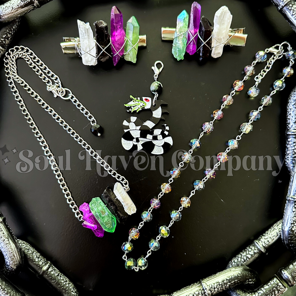ᔕTᖇᗩᑎᘜᗴ & ᑌᑎᑌᔕᑌᗩᒪ colored Crystal Clips: black green purple white